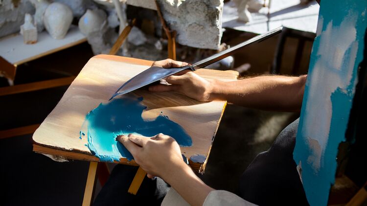 北京中加学校小语种高中2025学费多少钱？日语德语法语西班牙语俄语班费用明细